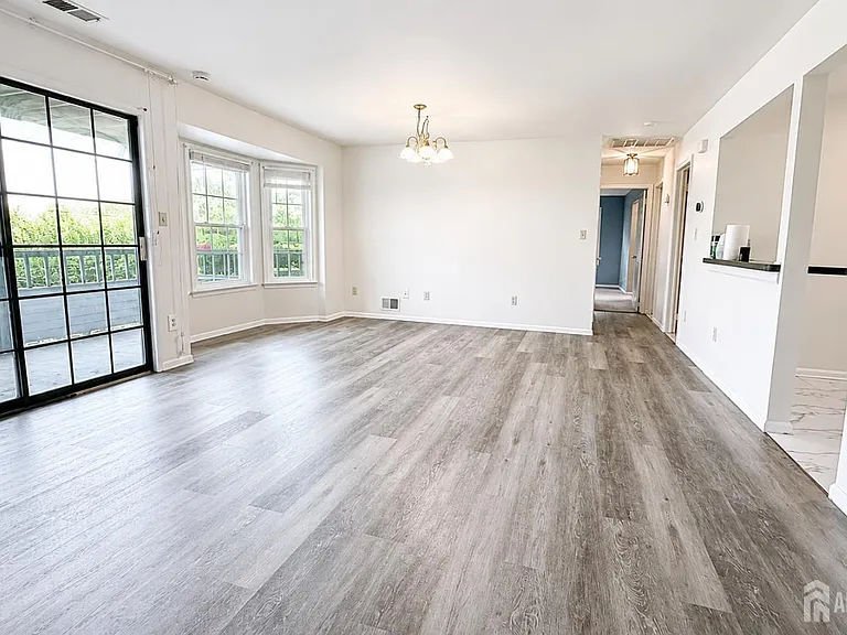 903 Woodhaven Dr — Photo 4