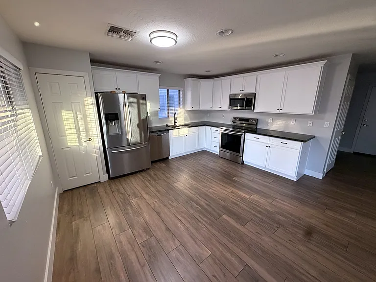 3852 W Belle Ave — Photo 5