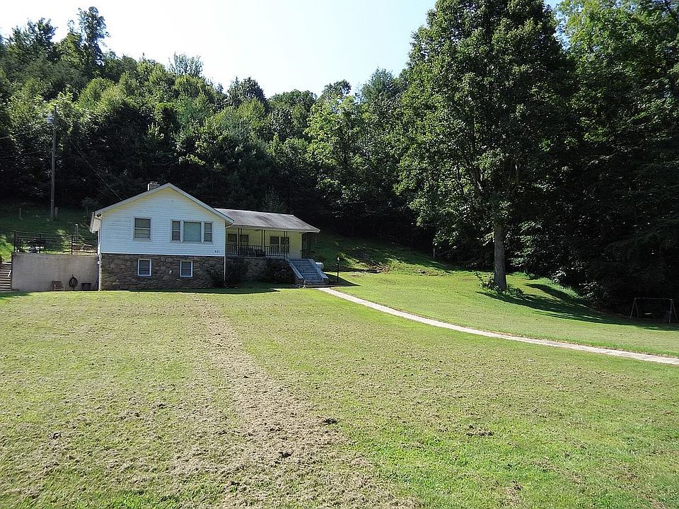 Spacious Front Yard