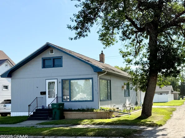 913 5th St, Langdon, ND 58249