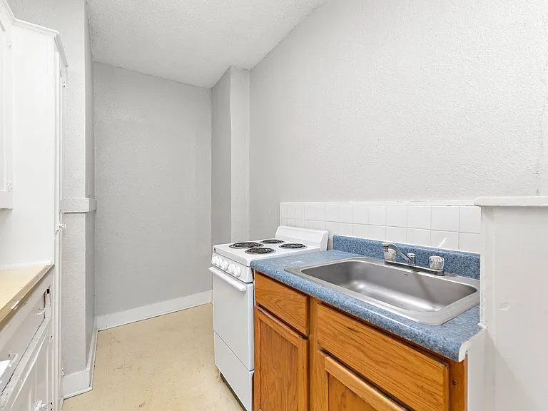 901 E Linwood Blvd — Photo 39