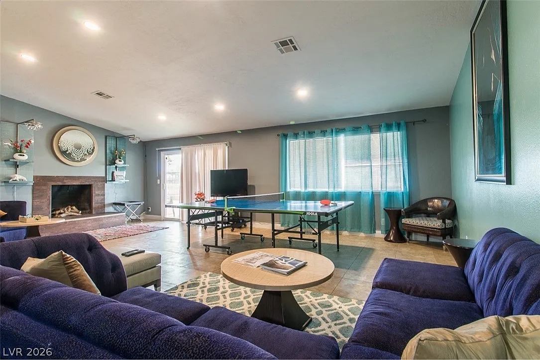 4 bed, 2.0 bath, 1904 sqft, $5,000 — Photo 4