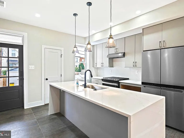 1327 W 42nd St — Photo 13