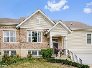 912 Tuscany Dr, Streamwood, IL 60107