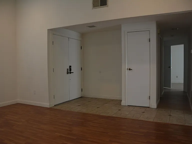2221 Lynbrook Dr — Photo 3