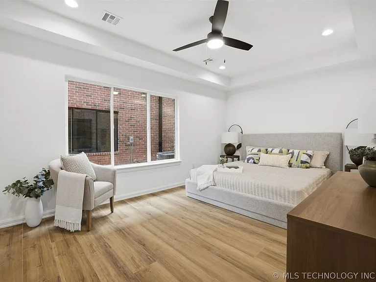 504 E B St — Photo 18