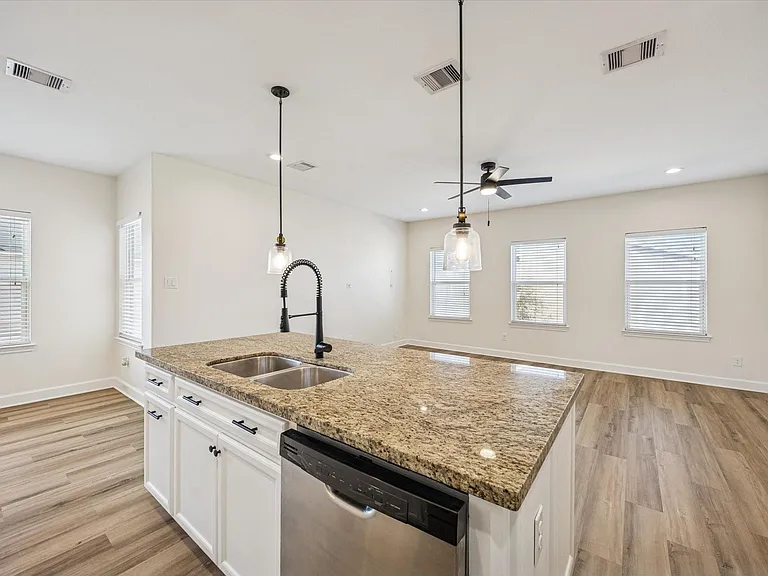 5402 Jonathan Ln — Photo 10