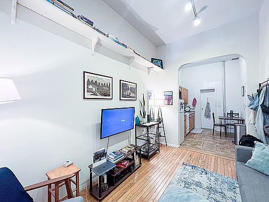 5th image of 342 E 9th St APT B