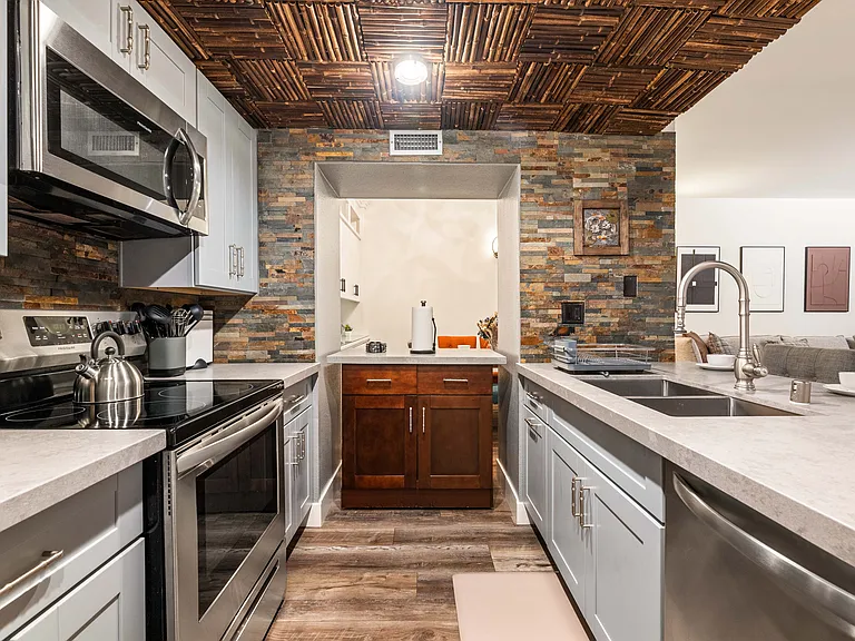 600 W 9th St #115 — Photo 11