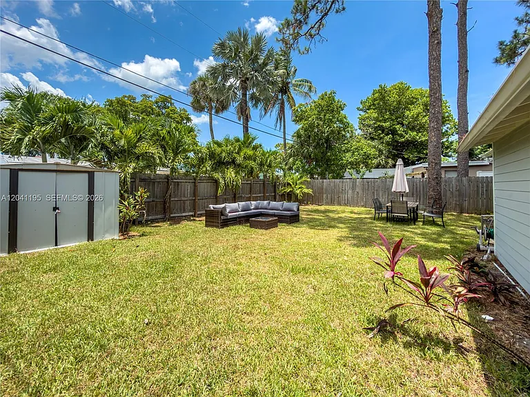 1813 SW 10th St — Photo 34