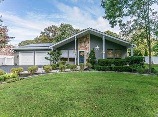 1 Mount Snow Ln, Coram, NY 11727