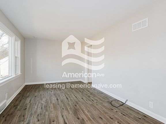 1337923_003_wm_-_living_room_13565751.jpg