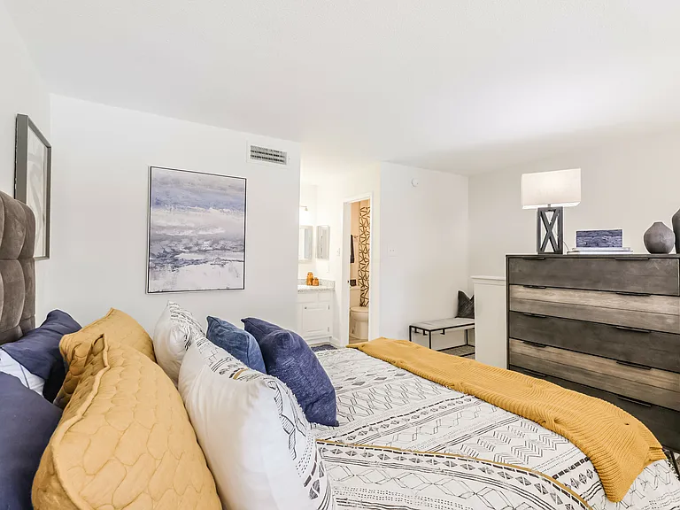 Turtle Pointe Apartments — Photo 16