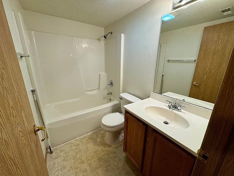 Lakeview Apartments — Photo 18