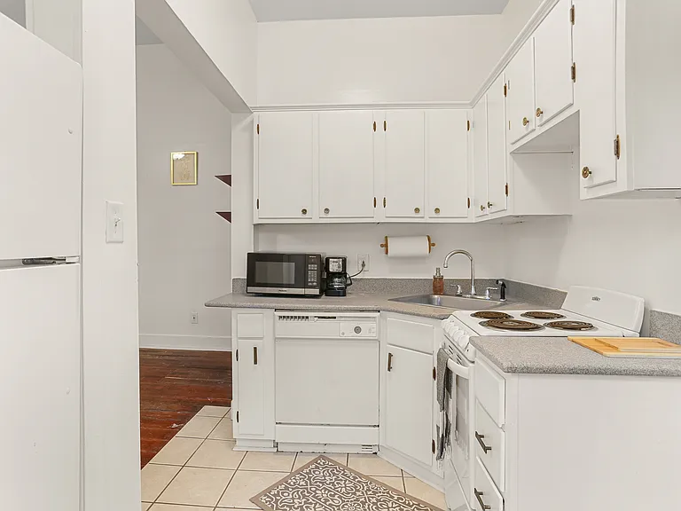 1124 Jackson Ave #1 — Photo 6