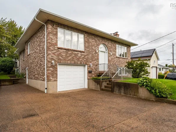 3 Keystone Ct, Halifax, NS B3N 3B3
