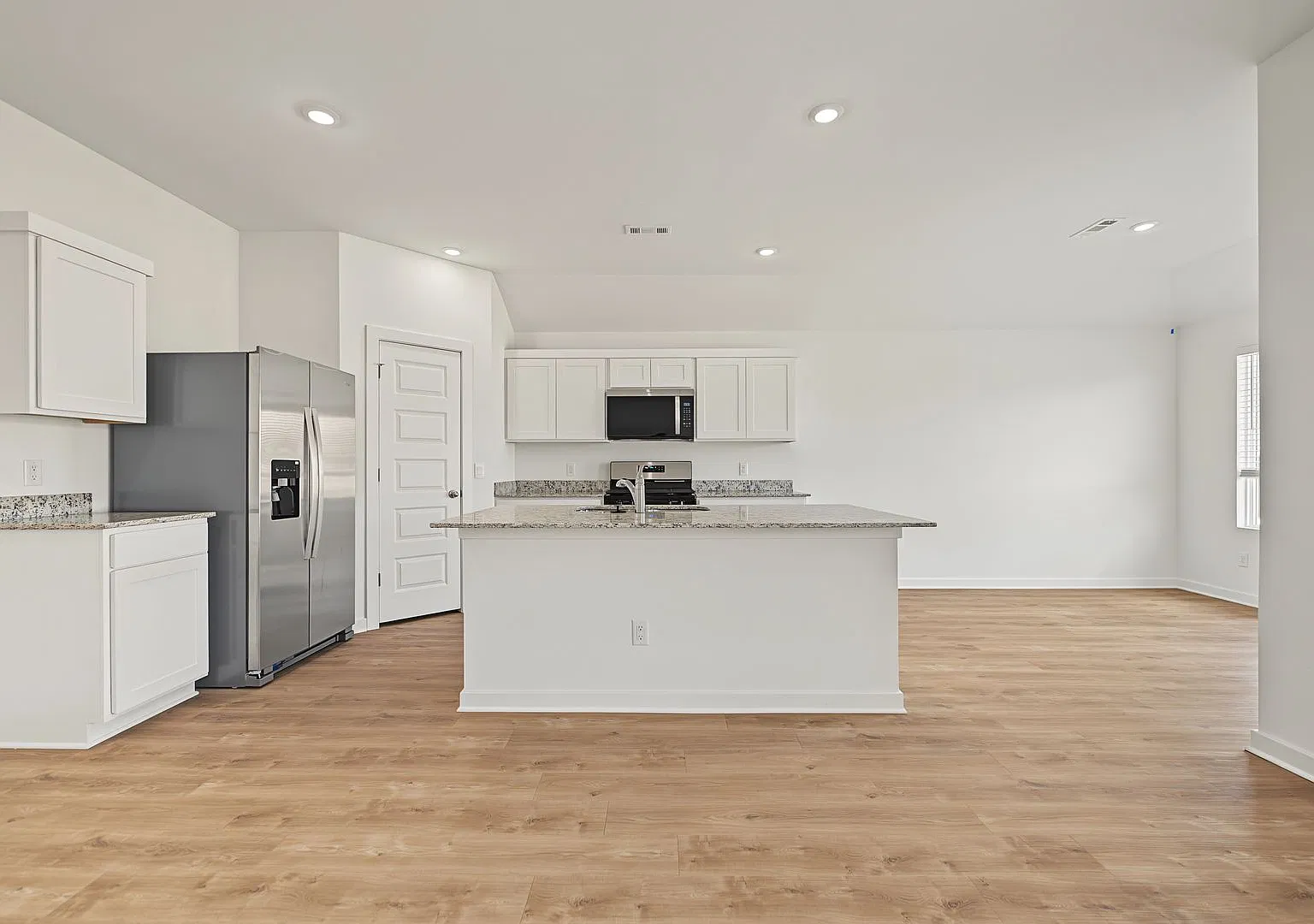 Beautiful 4-Bedroom Prairie Grove Home with Modern Finishes — Photo 4