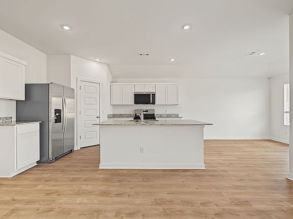 4th image of 581 Riggs St
