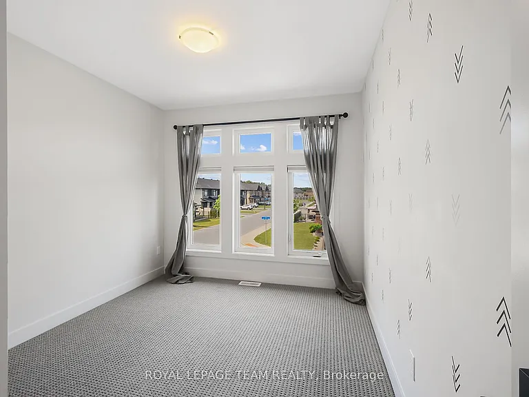 799 Cairn Cres — Photo 35