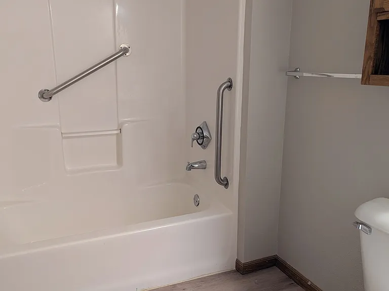 Bradley Manor Apartments — Photo 11