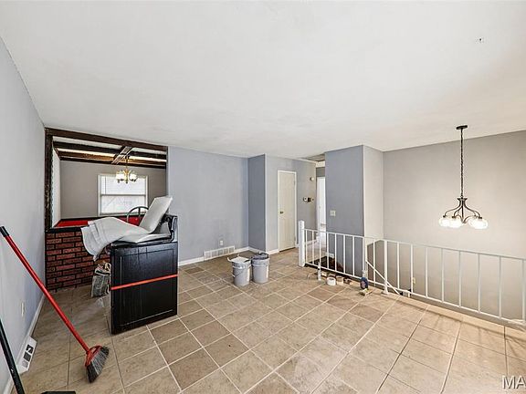 5th image of 39 Potomac Dr