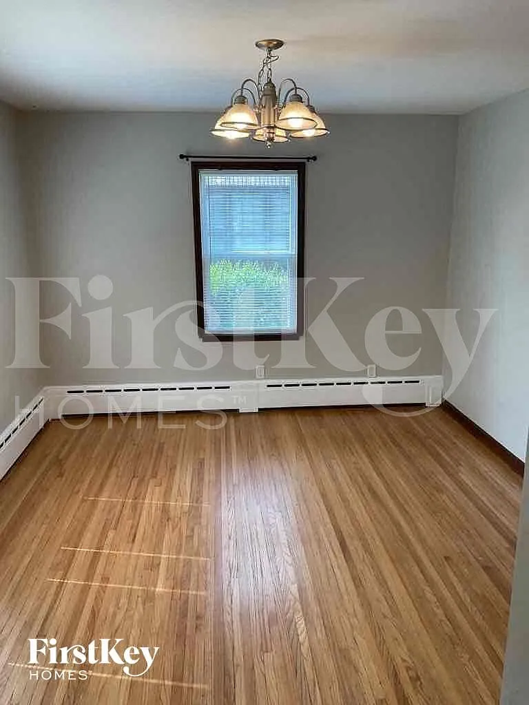 3 bed, 2.0 bath, 1257 sqft, $2,000 — Photo 3