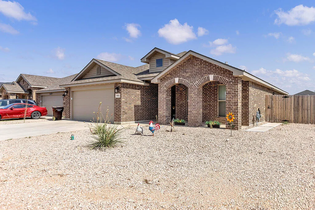 3 bed, 2.0 bath, 1712 sqft, $3,000 — Photo 2