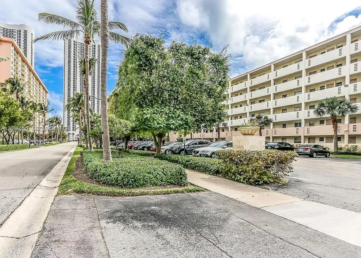 Kings Point Imperial Cond — Photo 1