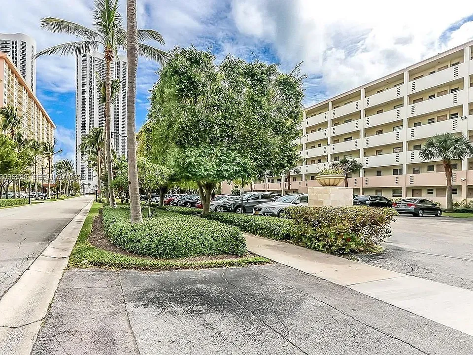 220 Kings Point Dr #411