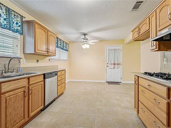 4th image of 2121 Charles Dr