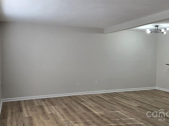 4th image of 11011 Park Rd
