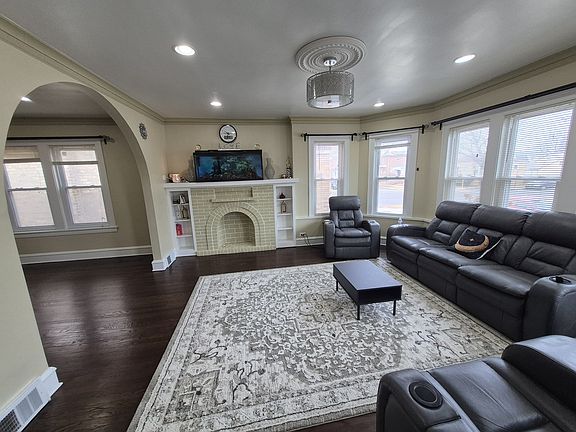 4th image of 4855 W Argyle St