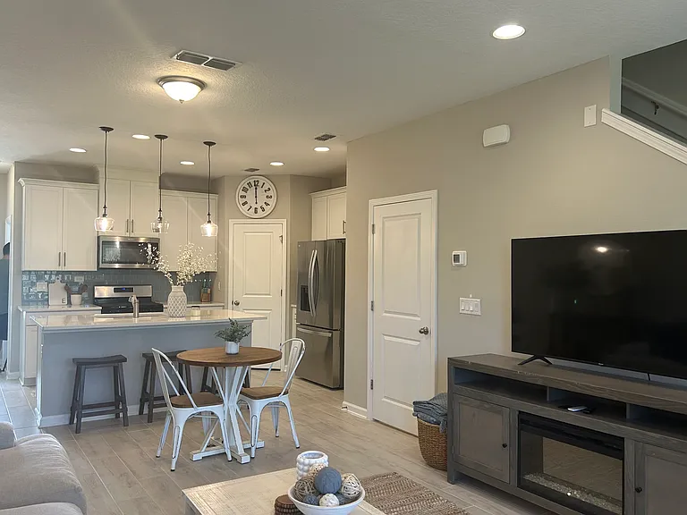 Brandon Lakes Dr — Photo 3