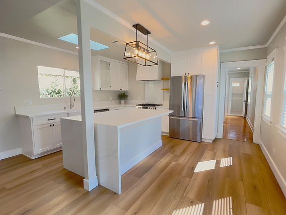3rd image of 4131 Lincoln Ave