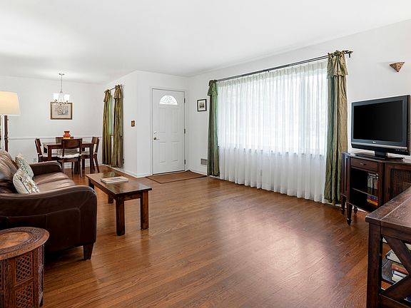 5th image of 1032 Oakwood Trl
