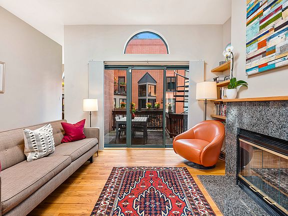 3rd image of 1616 N Hudson Ave APT 8