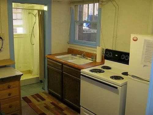 Full kitchen (no dishwasher) 