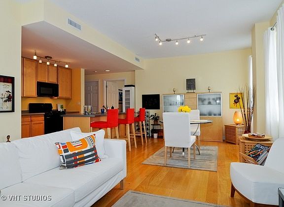 2nd image of 5978 N Lincoln Ave APT 4A