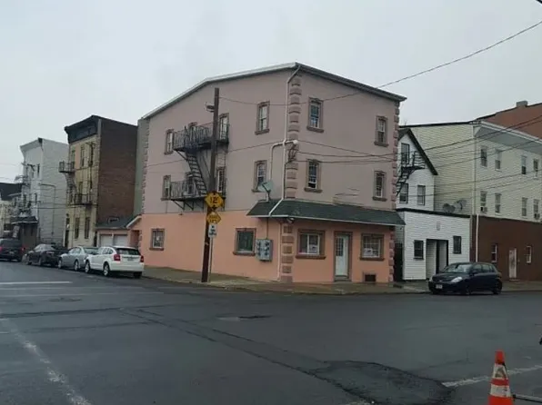 216 3rd St #2R, Elizabethport, NJ 07206