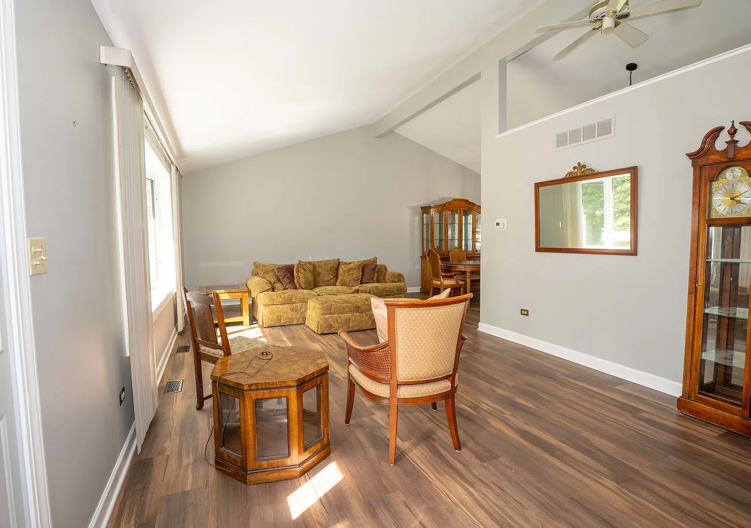 4 bed, 2262 sqft, $3,300 — Photo 2