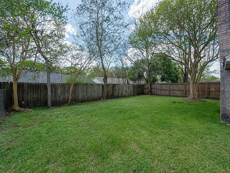 1915 Mustang Springs Dr — Photo 33