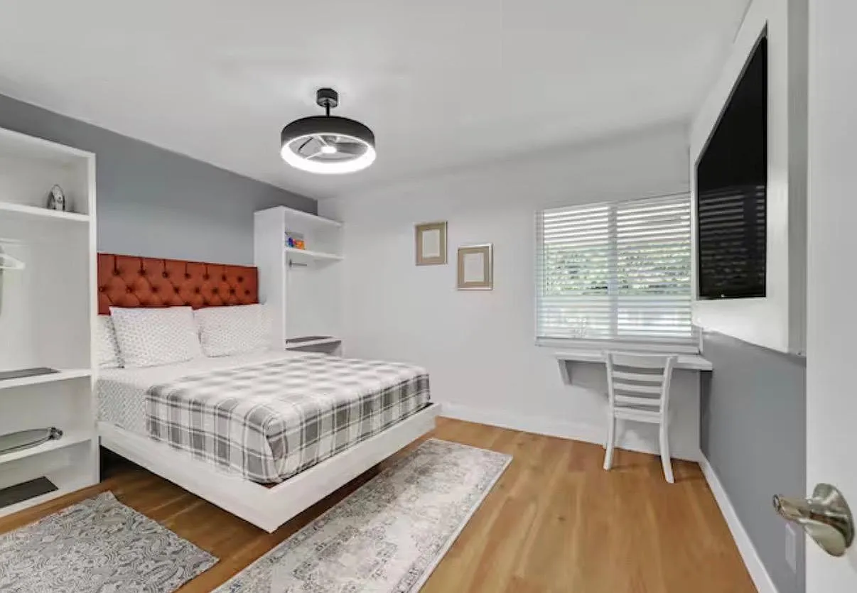 2 bed, 700 sqft, $2,500 — Photo 3