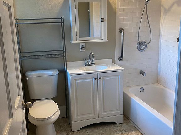 5th image of 215 6th Ave NE #2