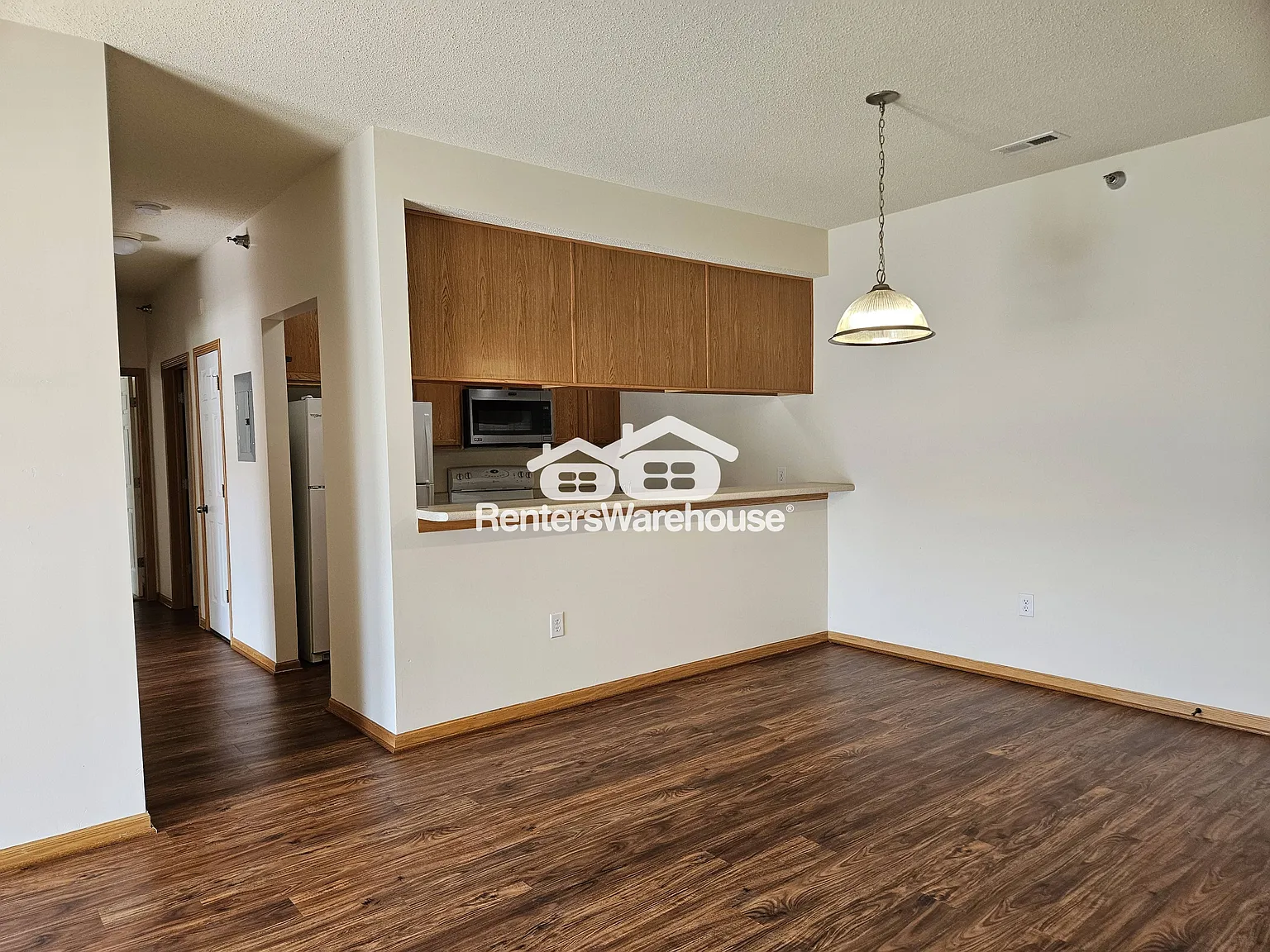 Move in Special! 3 Bedroom Condo! — Photo 4