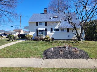 1 Wheelwright Ln, Levittown, NY 11756