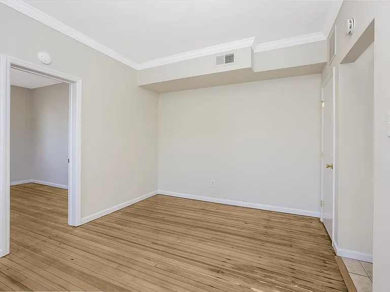 The Regis on Pine Street — Photo 18