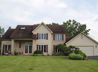 31 Glen Valley Dr, Penfield, NY 14526