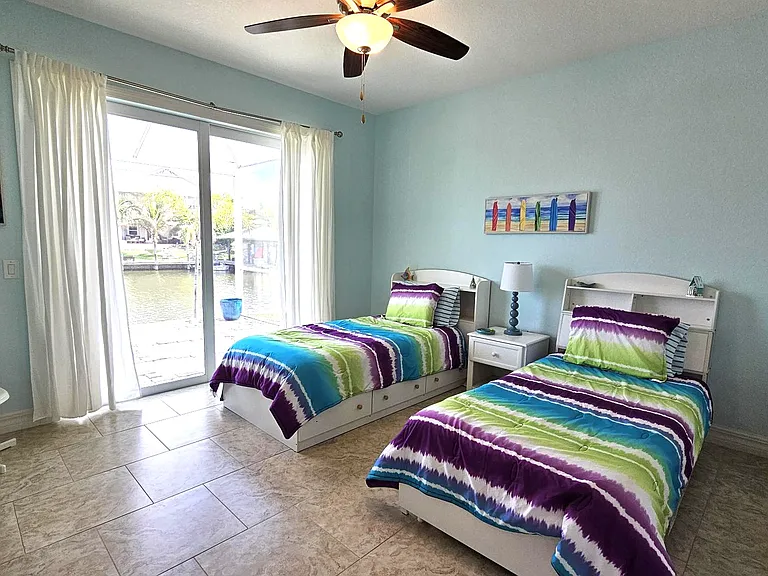 Guest bedroom-twin beds