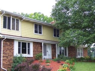 1090 Hickory Hill Pkwy, Hubertus, WI 53033