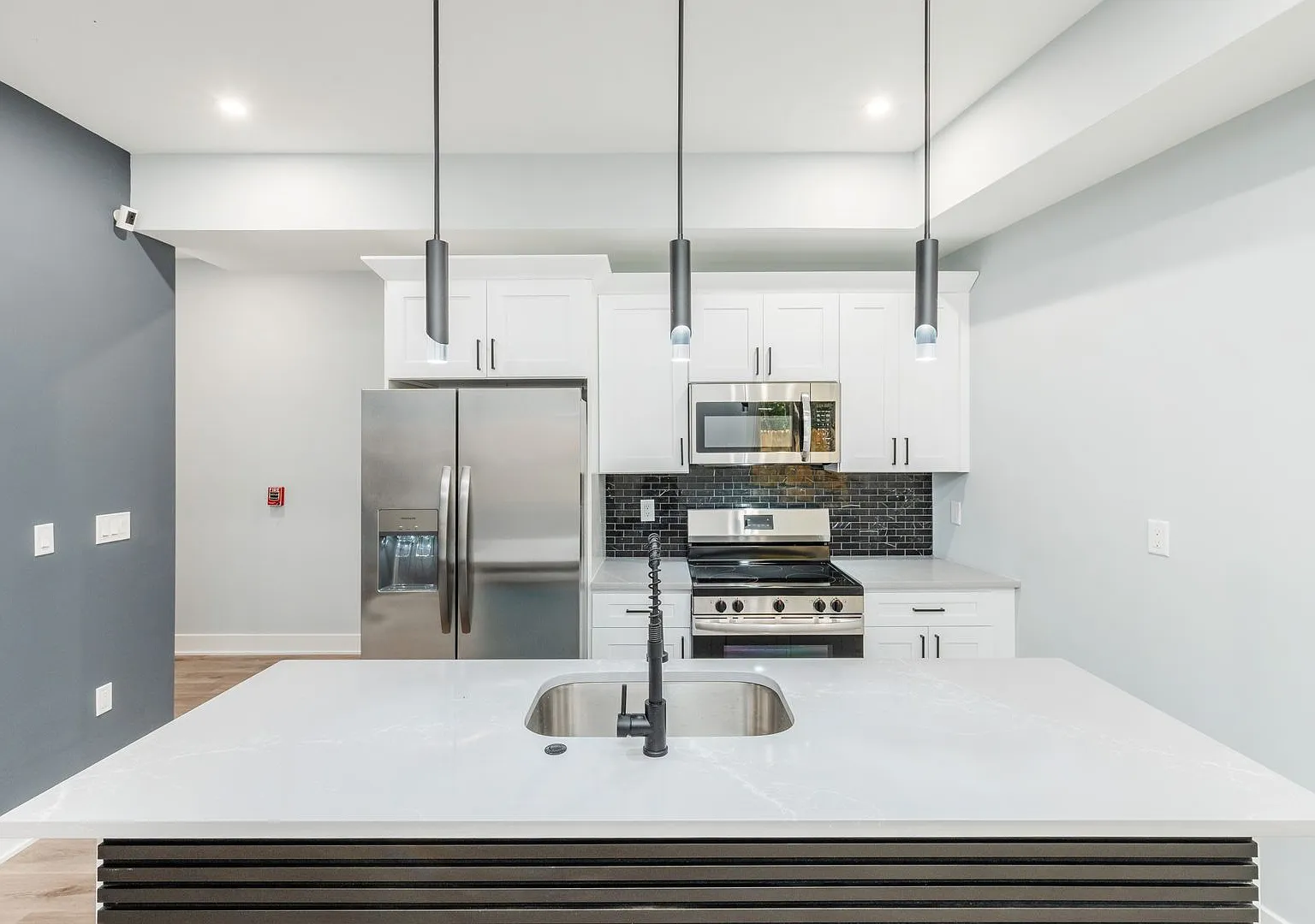 1 Bedroom Apartment in Modern Building with Private Backyard! — Photo 1